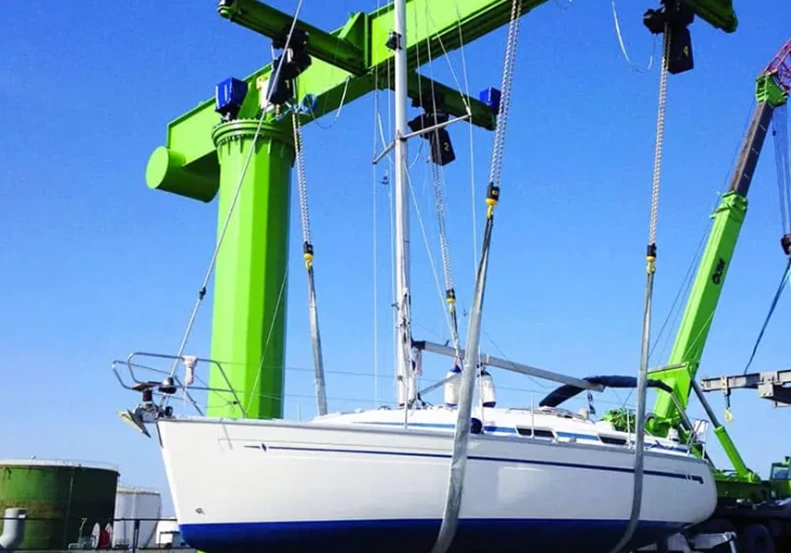 boat-jib-crane-handling-load-vessel-refit